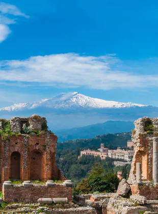 Veduta del Teatro Greco con Taormina e l'Etna sullo sfondo